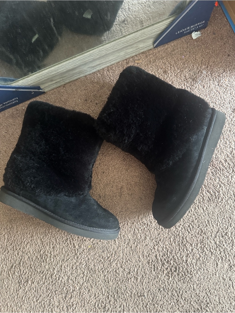 Women’s UGG Black Fur Short Winter Boots size 9